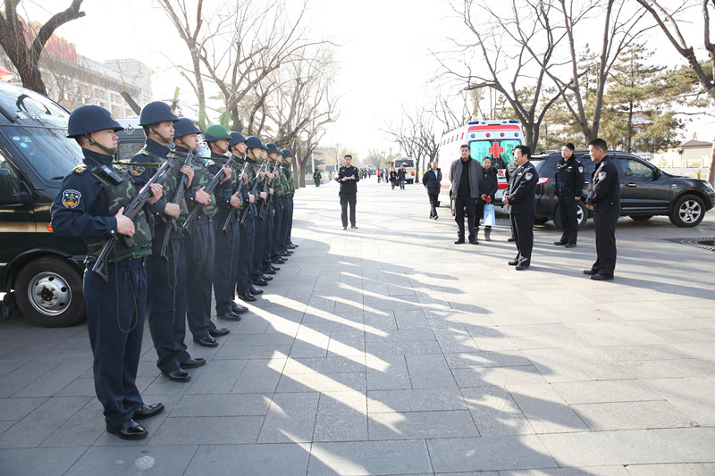 协会领导春节前慰问一线保安员(图2)