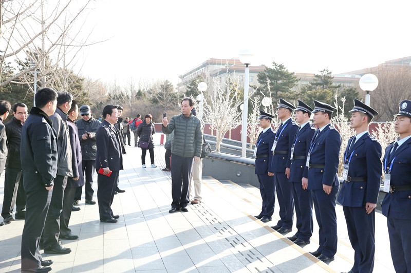 协会领导春节前慰问一线保安员(图1)