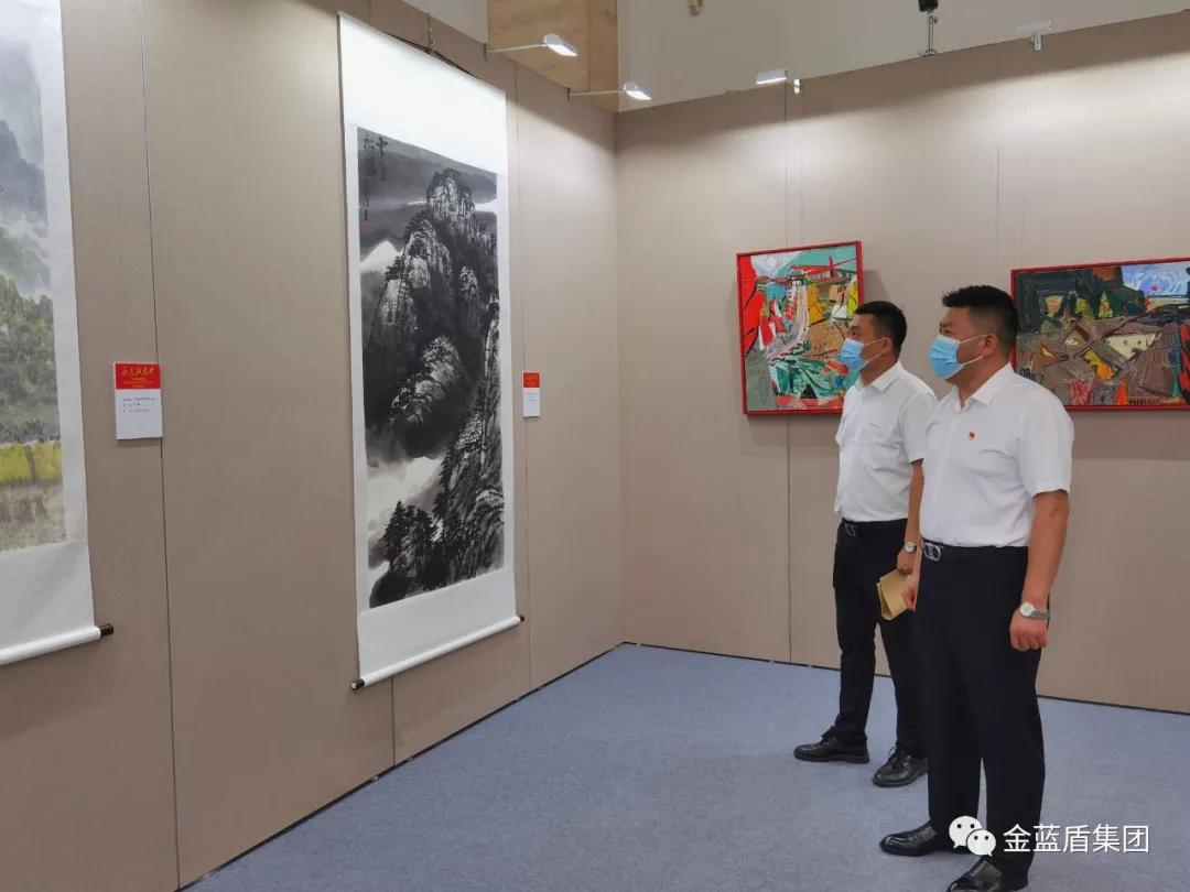 金蓝盾党支部组织员工参观“永远跟党走”书画摄影展(图3)